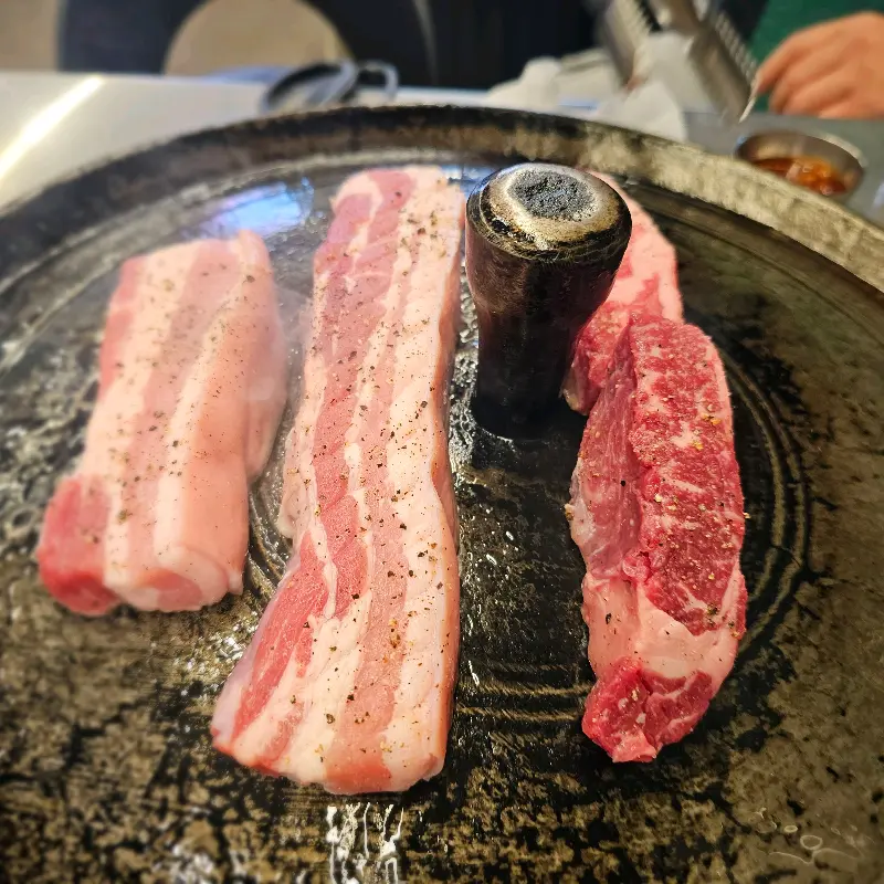 한 상 가득 차려진 음식