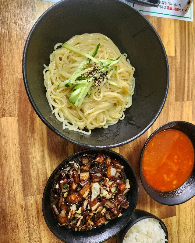 푸짐한 짜장 소스가 돋보이는 간짜장