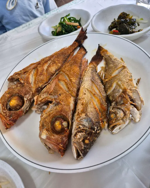 노릇노릇 구워진 생선구이