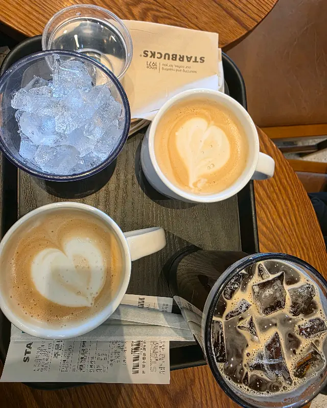 하트 모양 라떼 아트가 돋보이는 라떼