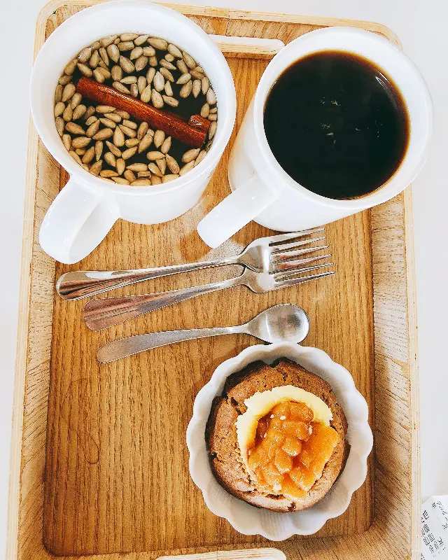 약과와 음료가 함께 놓여있는 모습