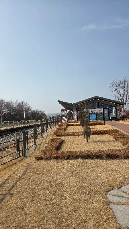 기찻길 옆 카페 전경