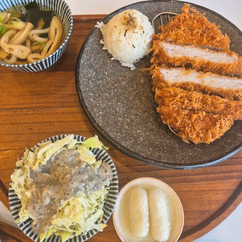 정갈하게 차려진 등심 돈가츠 한 상