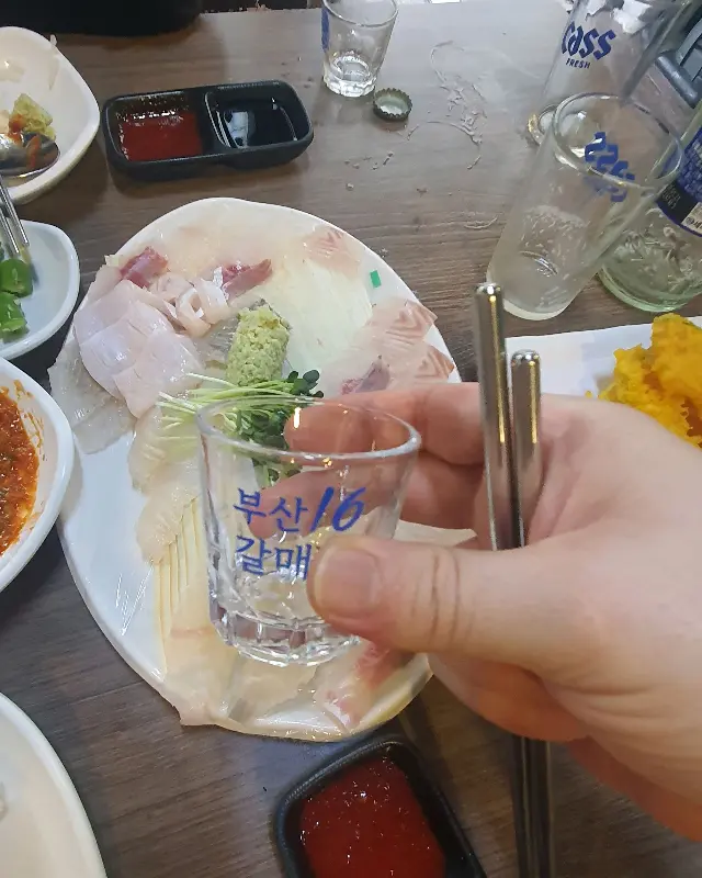 신선한 모듬회 한 상 차림