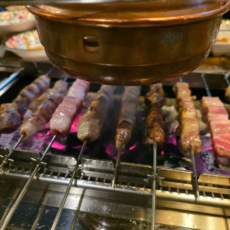 맛있는 음식들로 가득 찬 테이블