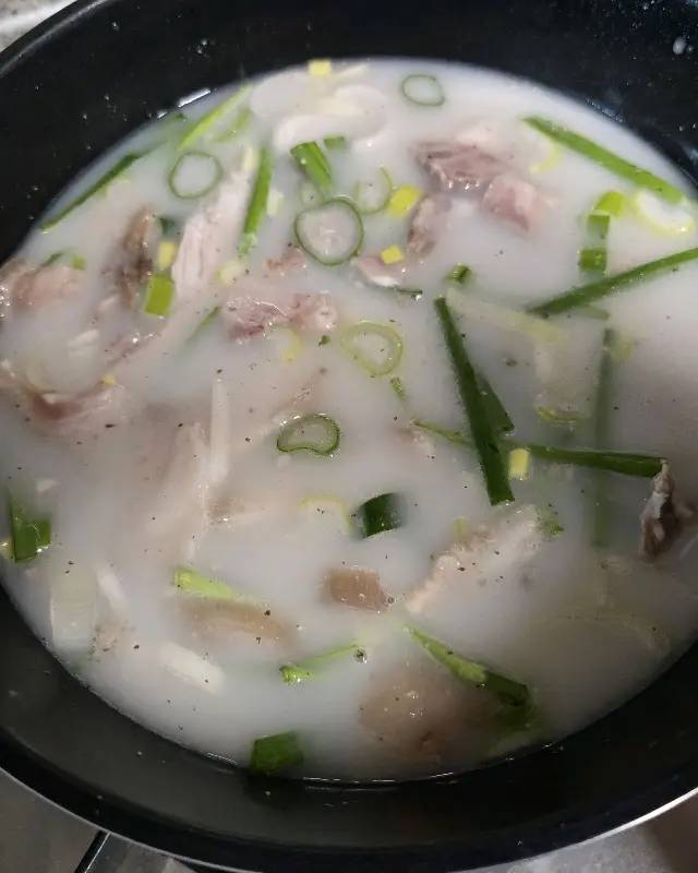 뽀얀 국물에 담긴 순대국