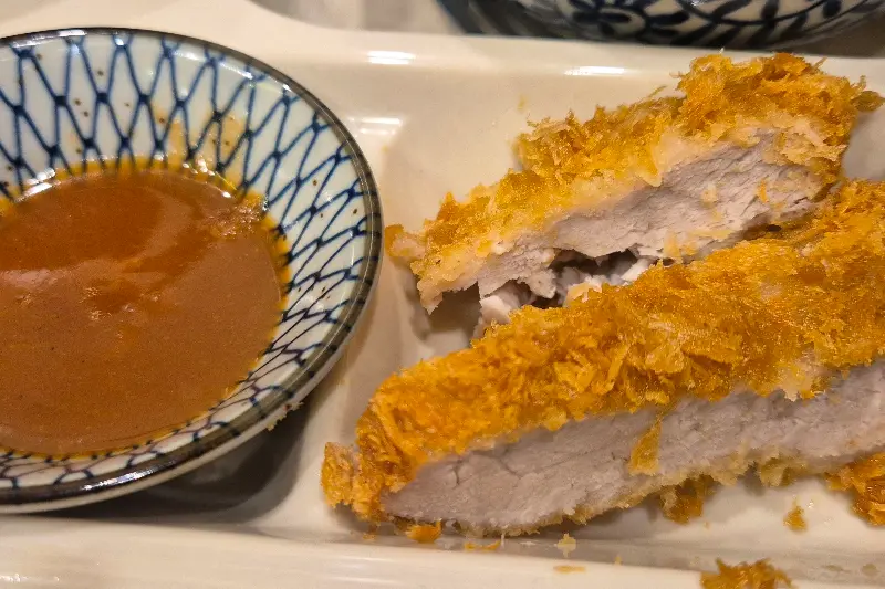 바삭함이 느껴지는 돈가츠 단면