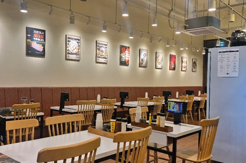 넓고 깔끔한 매장 내부