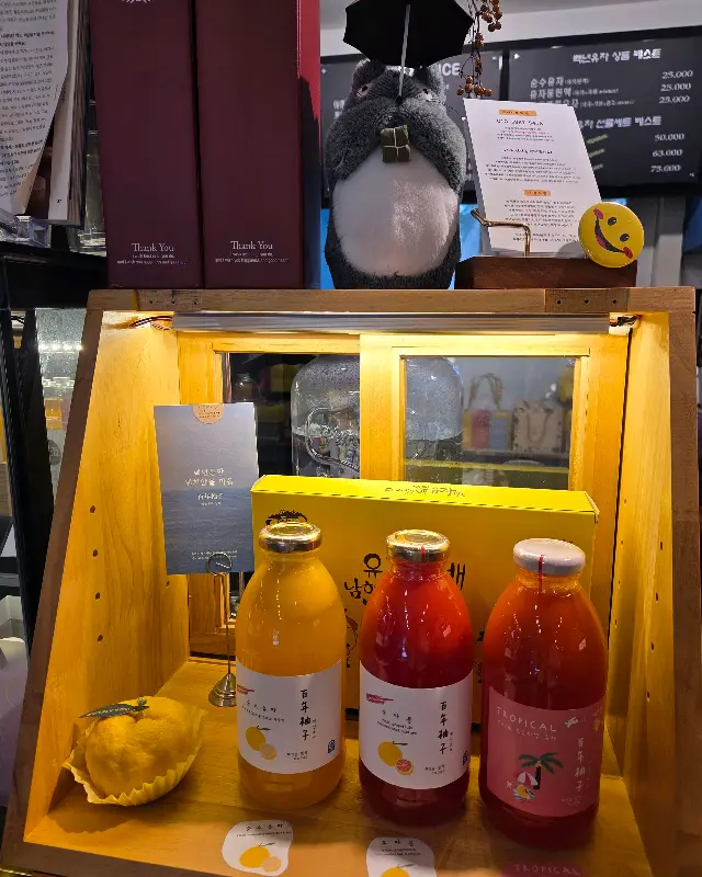 유자청과 유자빵이 함께 진열된 모습