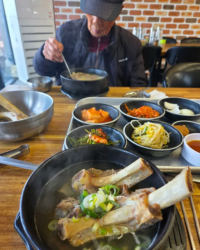 왕갈비탕과 반찬