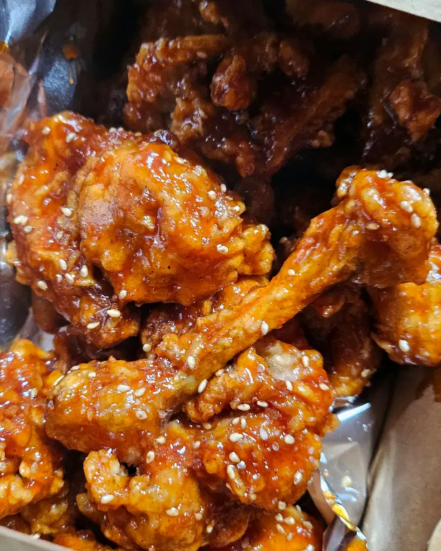 윤기가 흐르는 양념 치킨