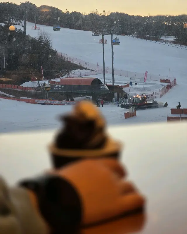 저녁 노을이 슬로프를 물들이는 풍경