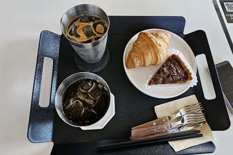 트리스톤의 음료와 빵