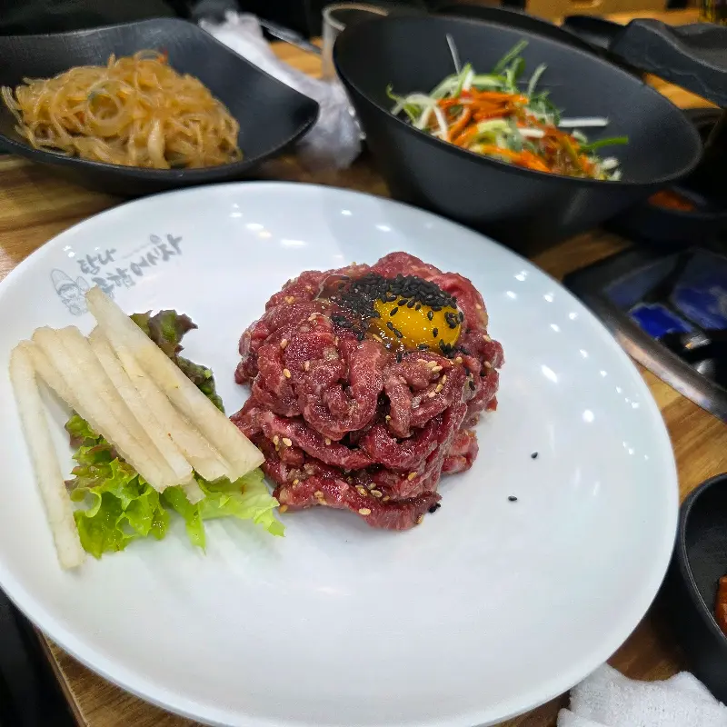 윤기 자르르 흐르는 육회