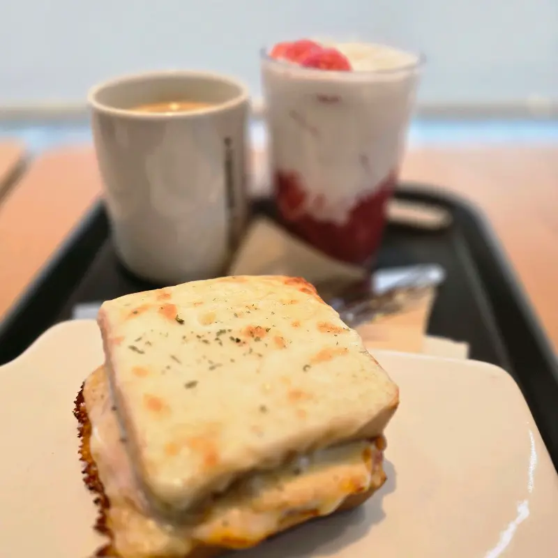 투썸플레이스 금정산성점의 파니니와 음료