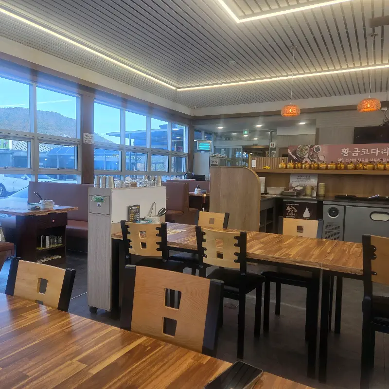 넓고 깔끔한 매장 내부