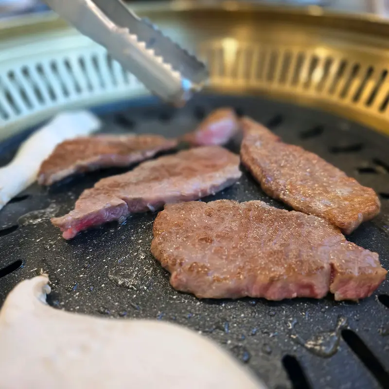 전문가의 손길로 구워지는 한우