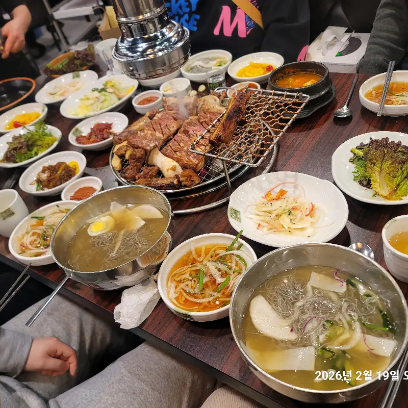 푸짐하게 차려진 농실가의 한 상