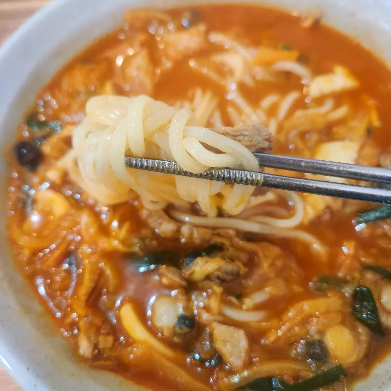 젓가락으로 들어올린 짬뽕 면발