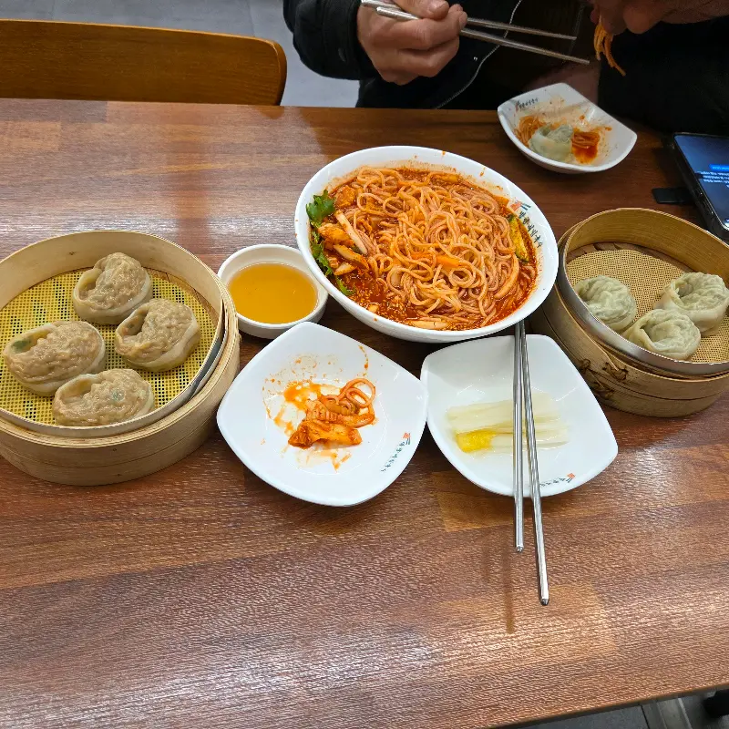 비빔국수와 만두