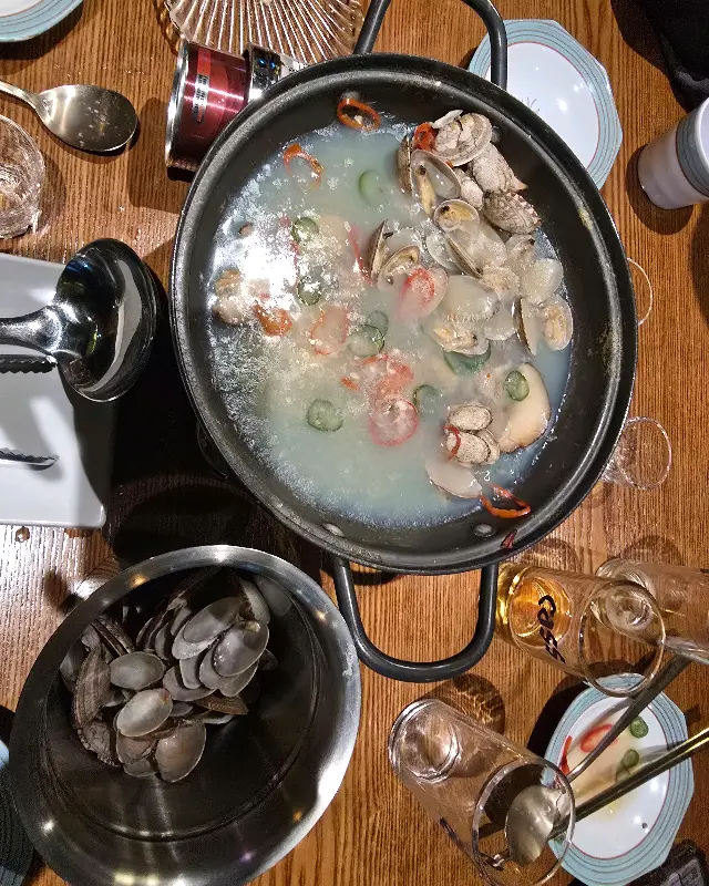 푸짐하게 차려진 테이블 모습