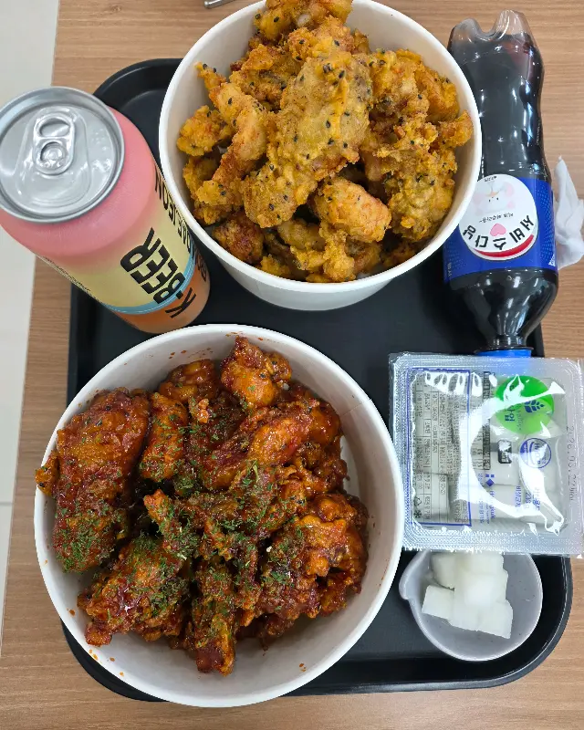 순살 깨통닭과 순살 닭강정, 음료가 함께 놓인 테이블