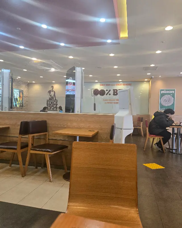 넓은 매장 내부