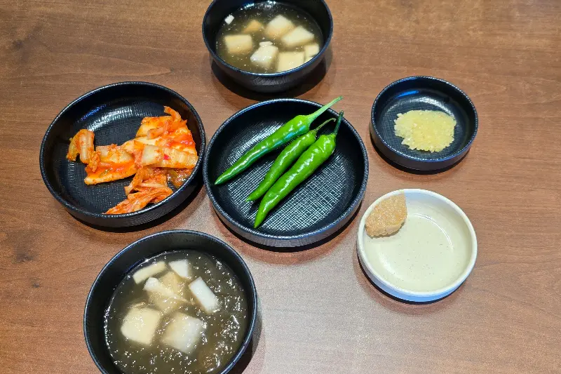 창밖으로 보이는 바다 풍경