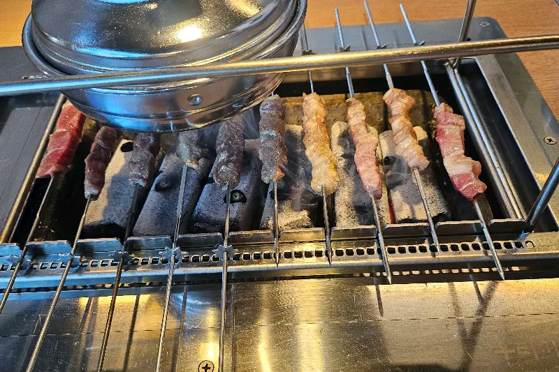 노릇하게 구워지는 양꼬치