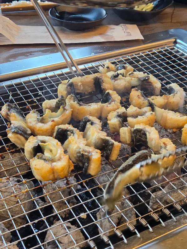 숯불 위에서 익어가는 장어