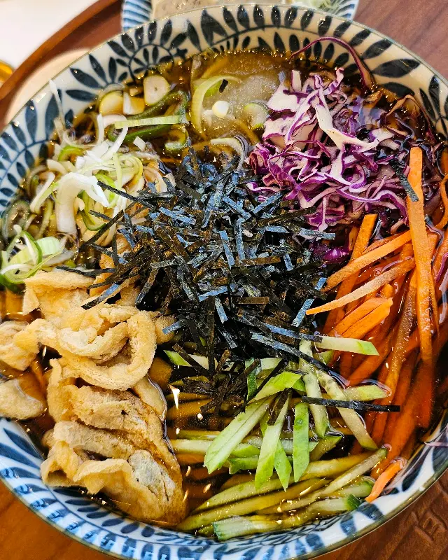 푸짐하게 올려진 고명이 인상적인 냉소바