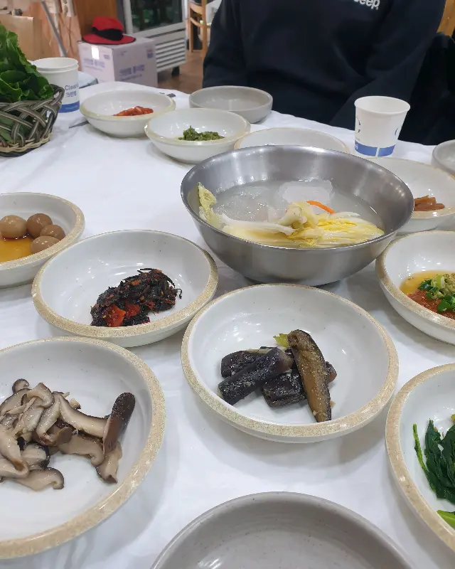 다양한 밑반찬이 가득한 테이블