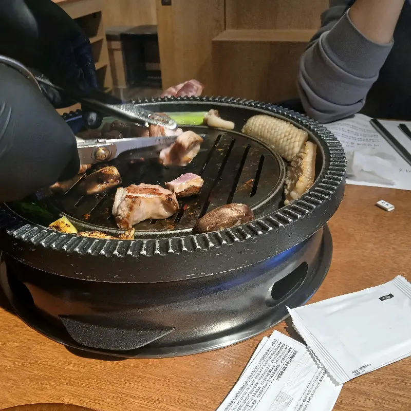 전문가의 손길로 구워지는 고기의 모습