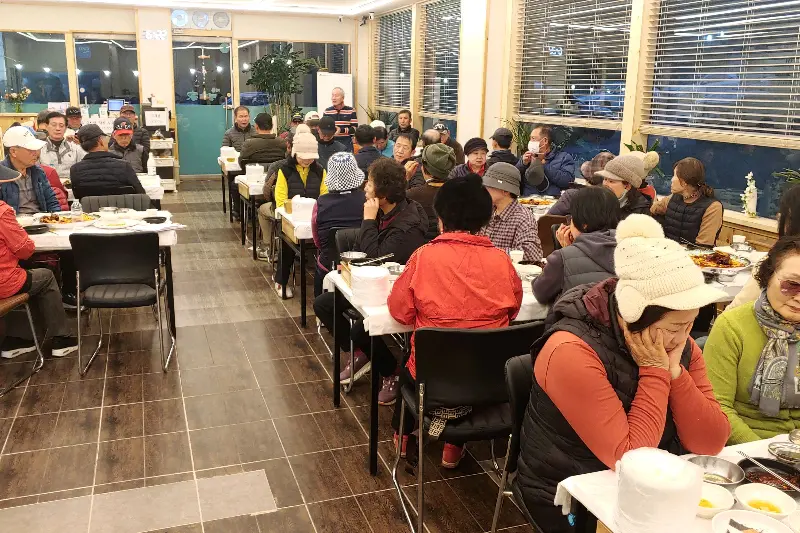 붐비는 가게 내부