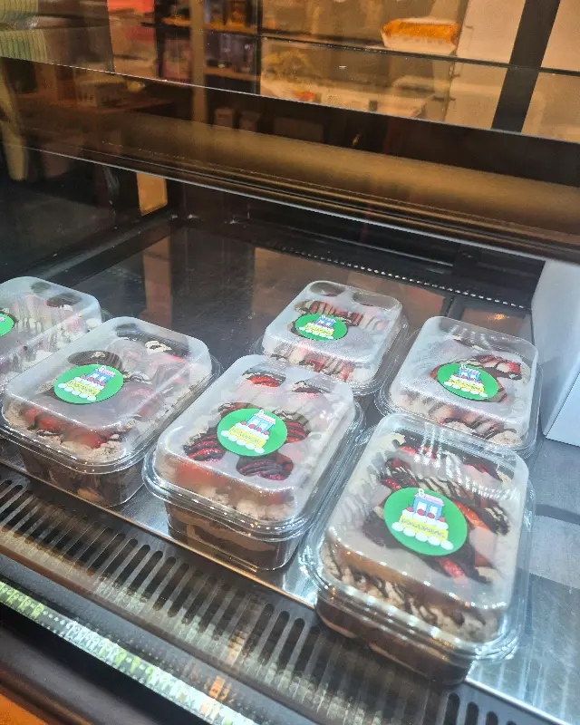 쇼케이스 안에 진열된 두바이 생딸기 보틀 케이크