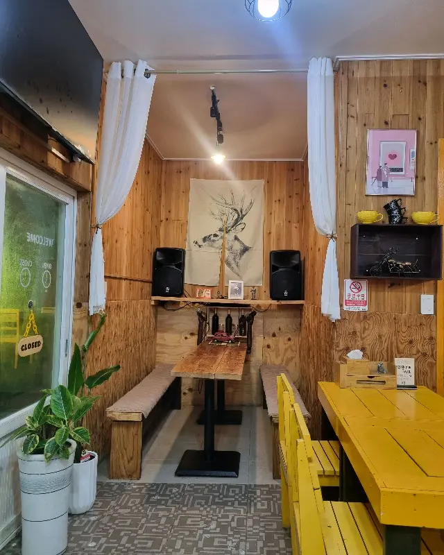 아늑하고 따뜻한 분위기의 제주 머슴네 김밥 내부