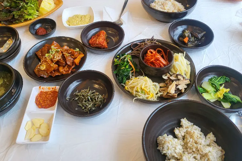 다양한 반찬과 쌈 채소