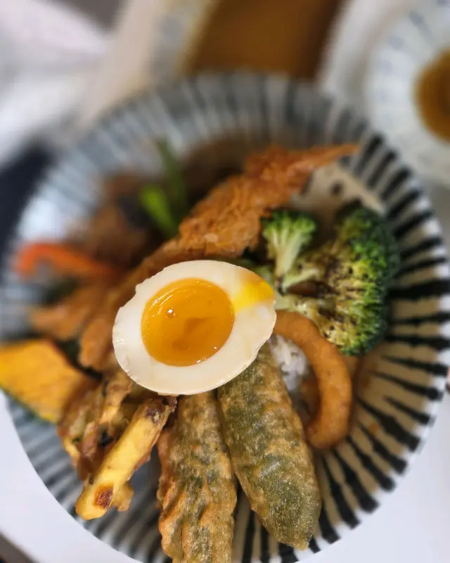 반숙 계란이 올라간 텐동