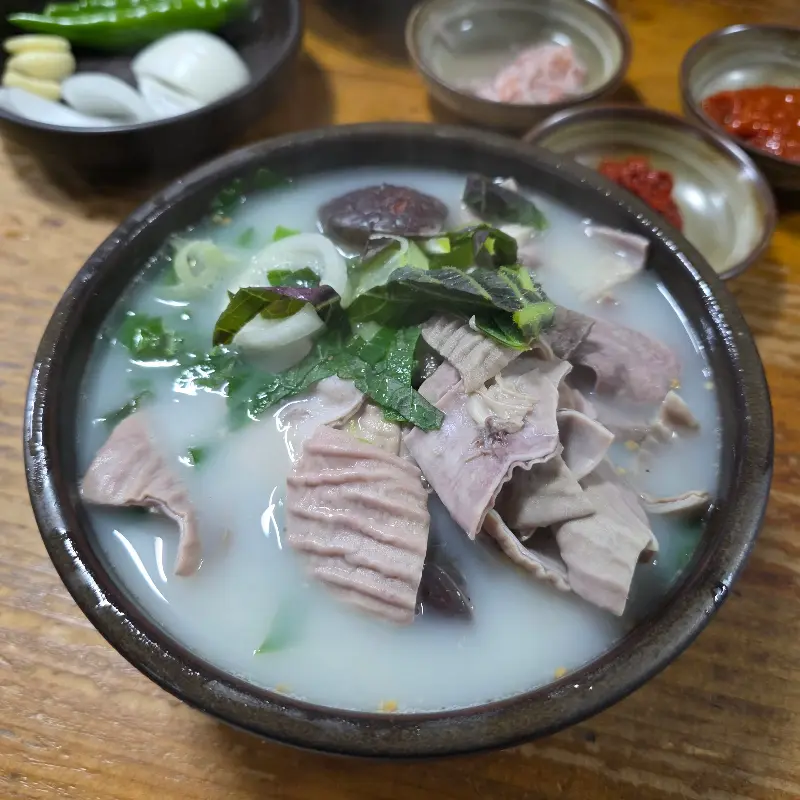 푸짐한 양과 깻잎이 인상적인 국밥