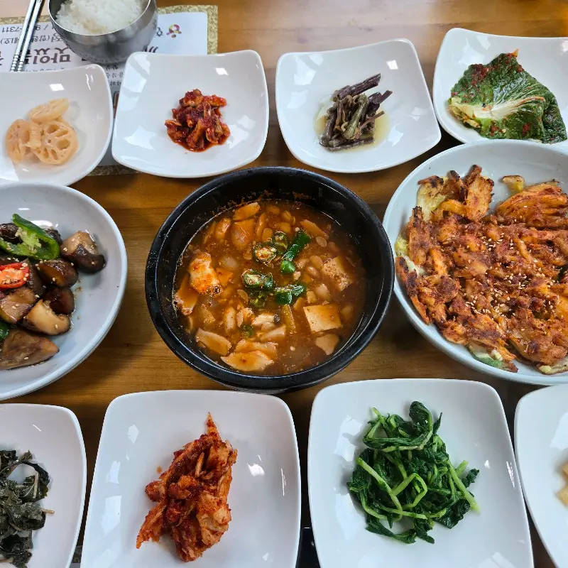 한 상 가득 차려진 산채정식