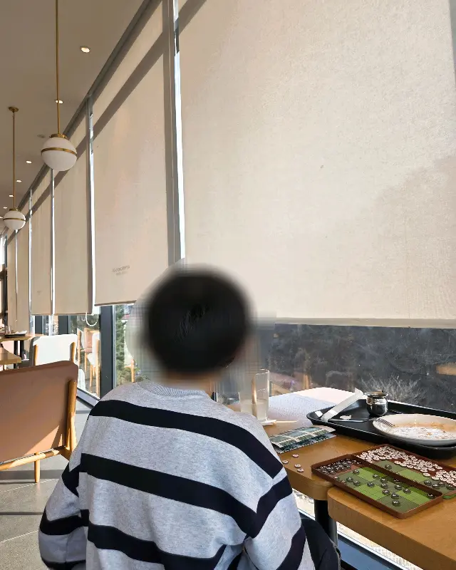 창밖을 바라보는 손님