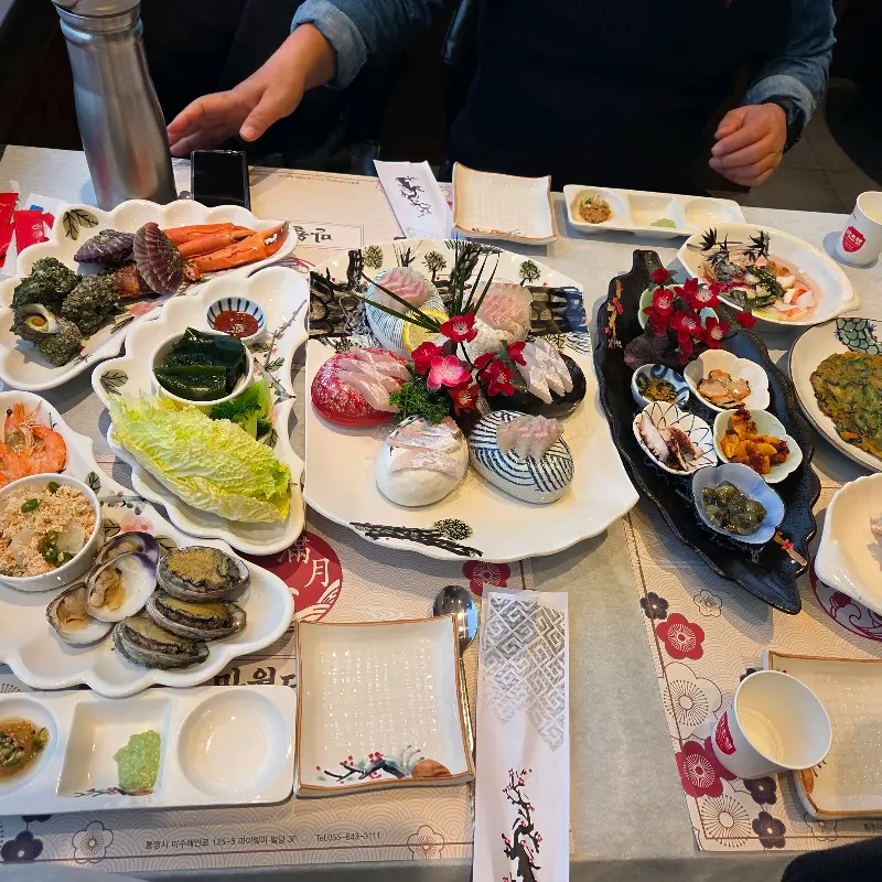 다양한 해산물 요리가 가득한 만월다찌