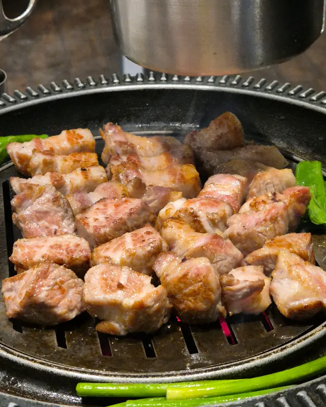 숯불 위에서 익어가는 돼지고기