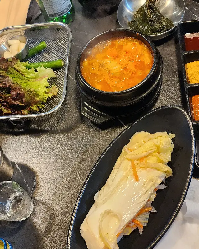 깔끔하고 넓은 매장 내부 모습