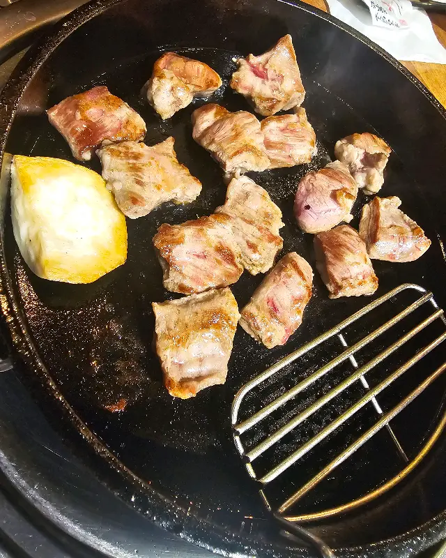 잘 익은 갈매기살과 버섯