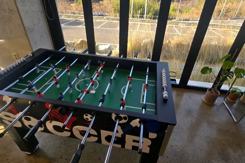 통유리창으로 보이는 푸른 자연