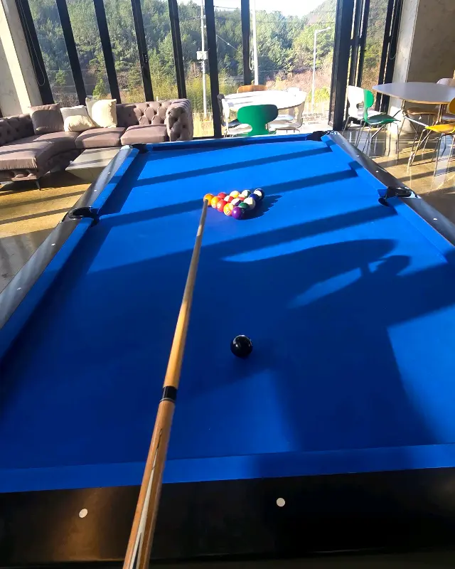 테이블 위에 놓여진 빵과 음료