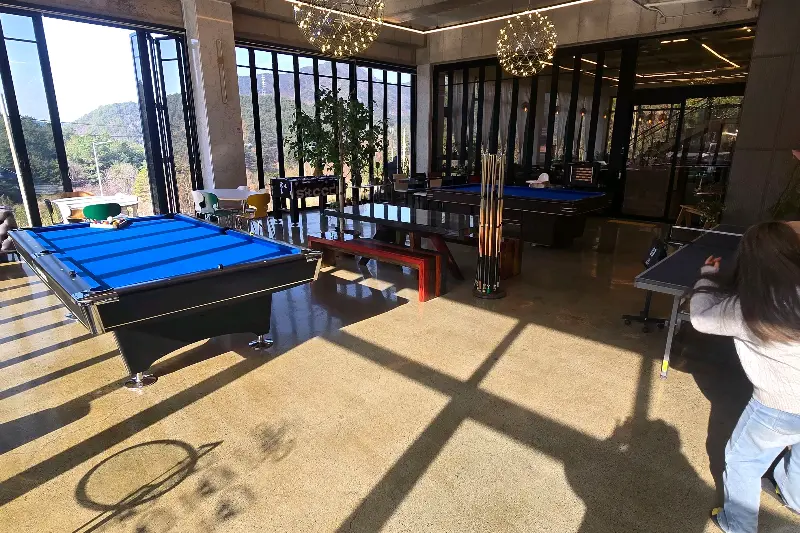 당구대와 테이블이 놓여진 넓은 공간