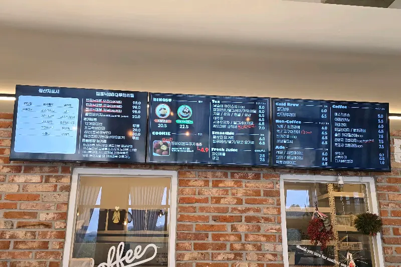 다양한 메뉴가 적혀있는 메뉴판