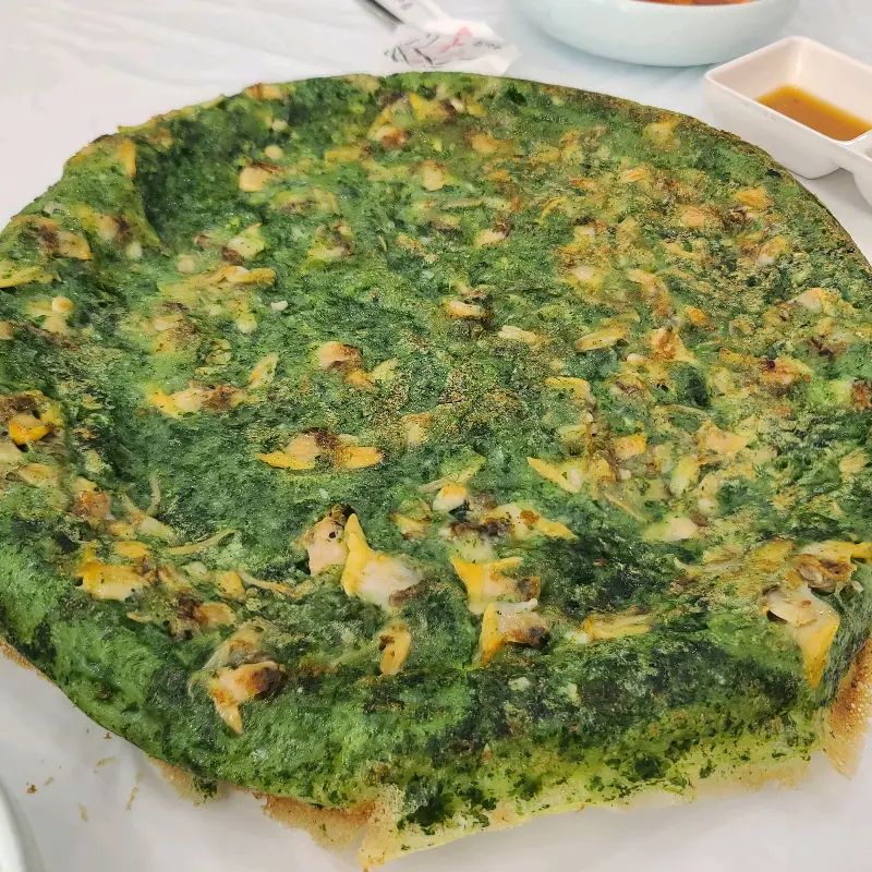 녹색 카페트 같은 뽕잎바지락전